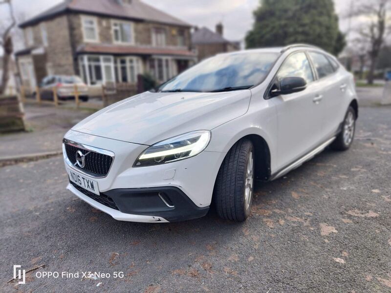 View VOLVO V40 CROSS COUNTRY 2.0 D2 Pro Euro 6 (s/s) 5dr